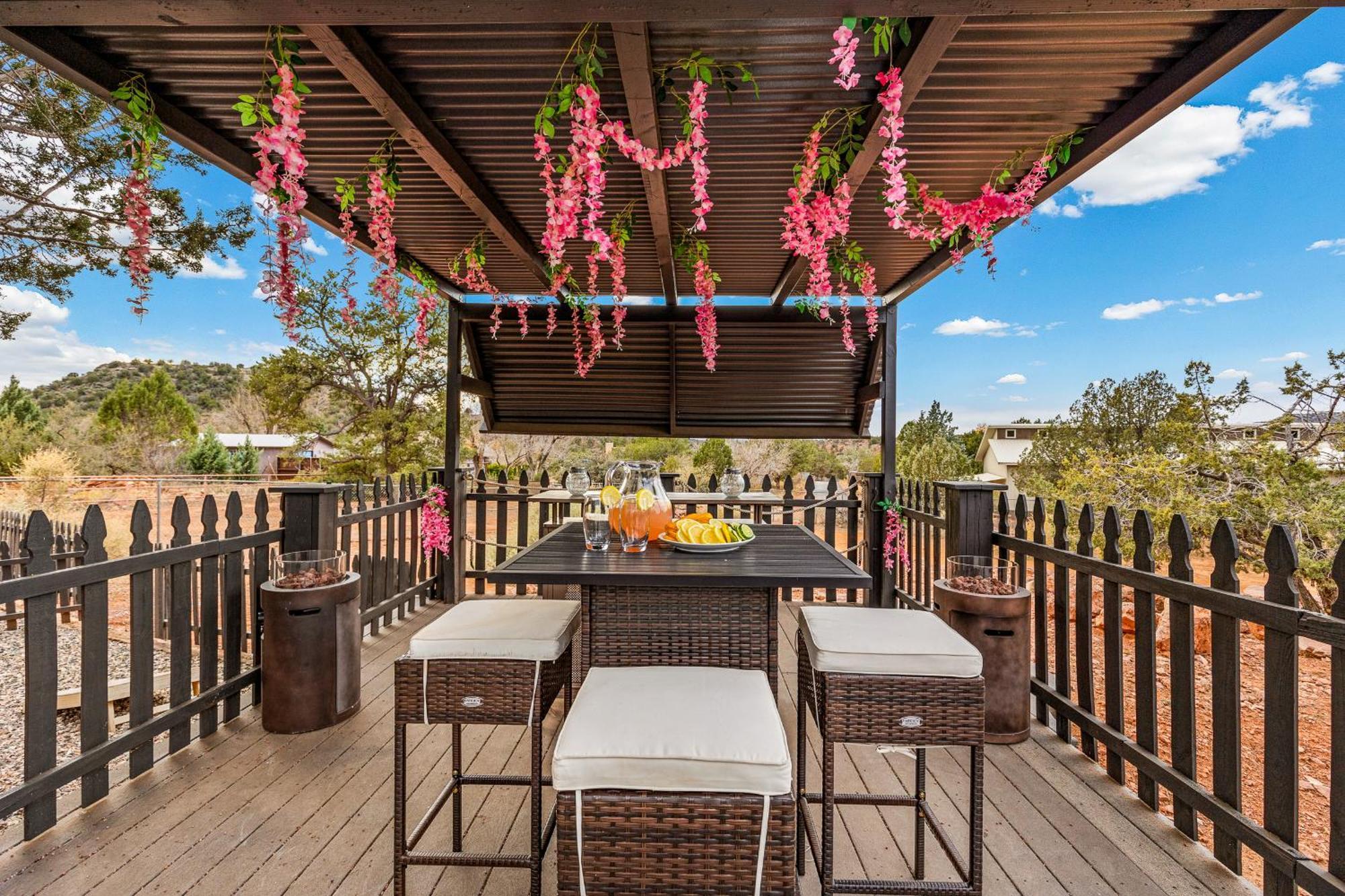 סדונה Serene Home- Sleeps 16 - Pet Friendly - Hot Tub - Pool -2 Kitchens! מראה חיצוני תמונה